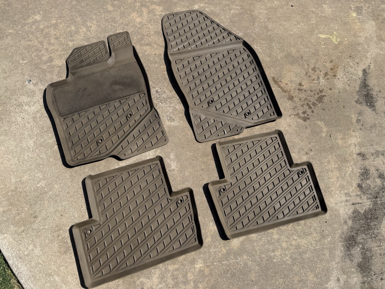 2001-2007 Volvo XC70/V70 All Weather Beige/Oak Floor Mats Rubber OEM