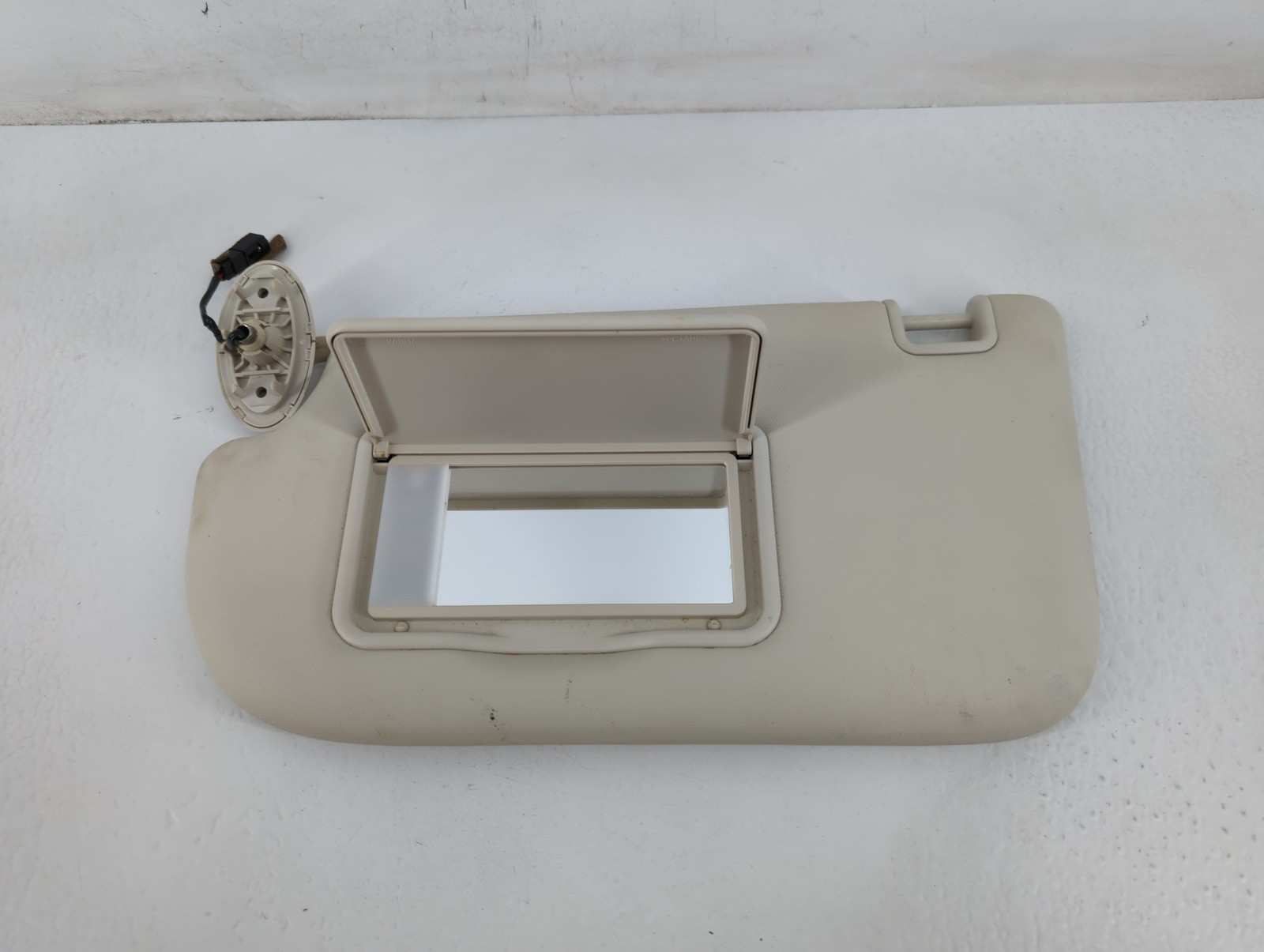 2013-2019 Ford Escape Driver Sun Visor Mirror Left Sunvisor Cream ZOX06 2013-2019 Ford Escape Driver Sun Visor Mirror Left Sunvisor Cream ZOX06