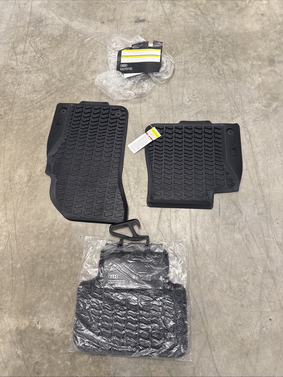 New Rare Audi Q7 all-weather rubber Genuine floor mats Complete Blackout