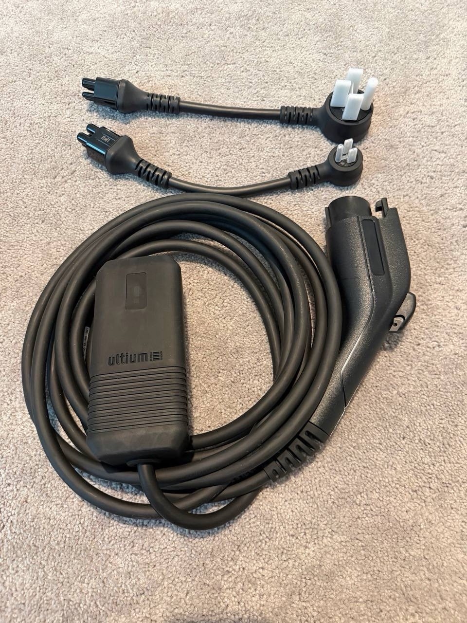 GM Ultium Portable EV Charger 32A Level 1 & Level 2 OEM w/ 5-15 14-50 Plugs Bag