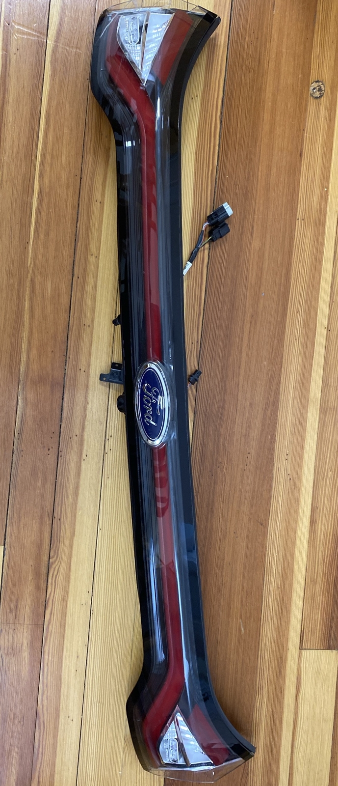 (DAMAGED, PARTS ONLY) 2015- 2018 Ford Edge Rear Center Tail Light LED (DAMAGED)