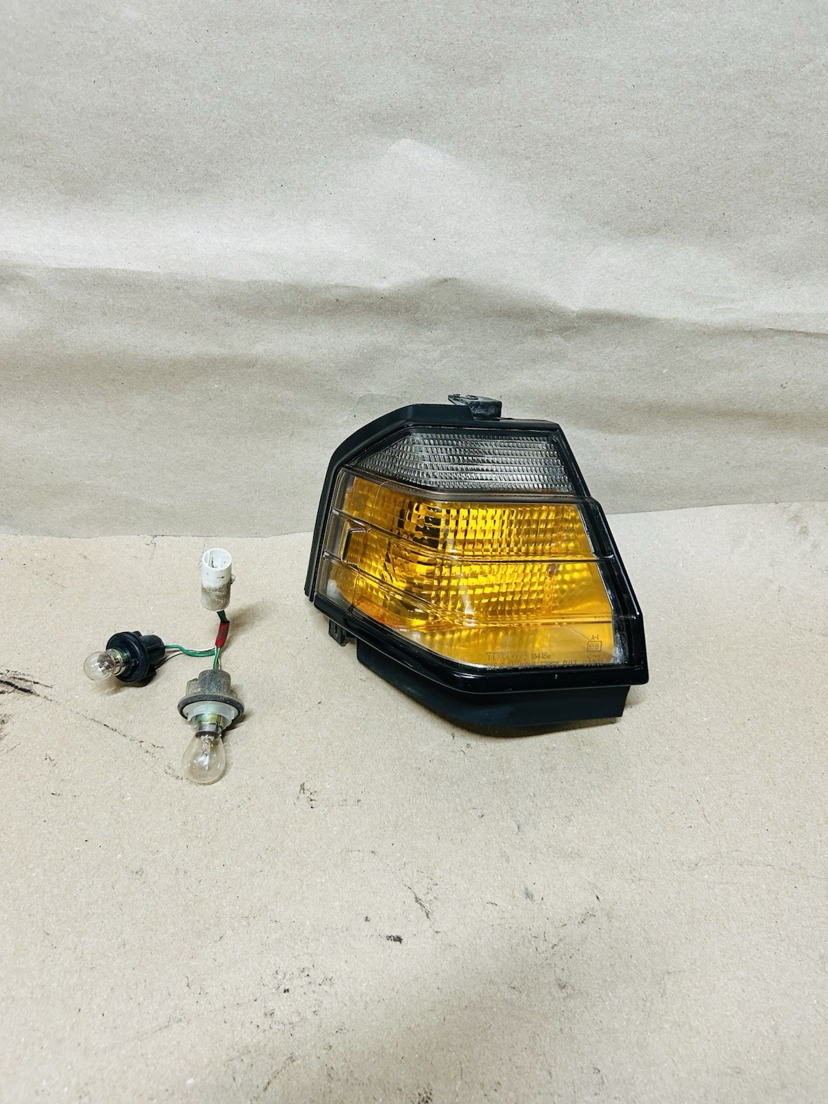 1984 1985 Toyota Celica Front Turn Signal Lens Corner Lamp RH Passenger Side OEM