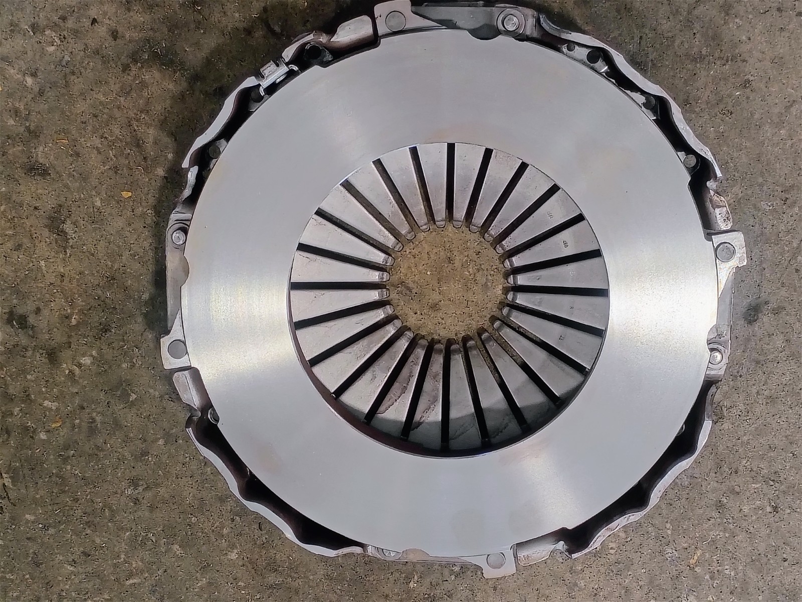 Freightliner Cascadia Detroit Clutch