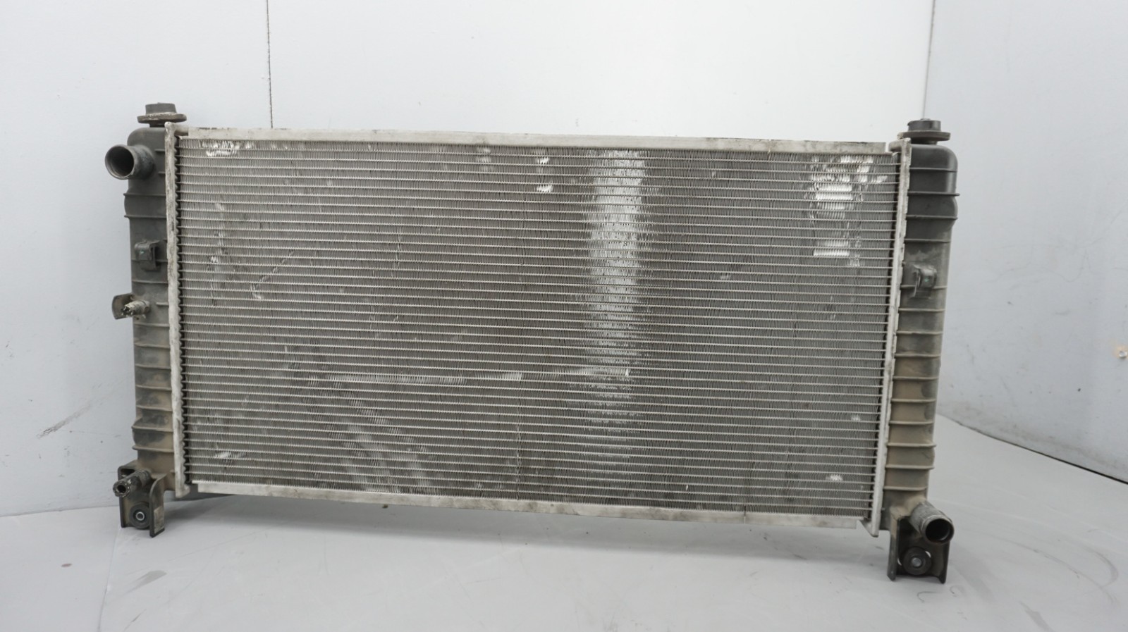 2009-2013 Cadillac Escalade 6.0L Hybrid Front Engine Radiator Assembly 25967386