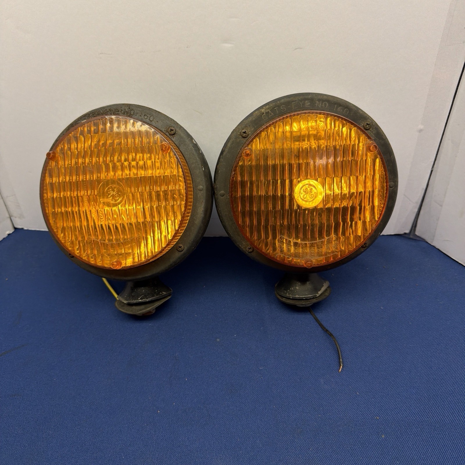 Lot Of 2 Vintage Cats Eye Auxiliary Lamp & Lens No. 160 Amber Fog Light 5 3/4\ Lot Of 2 Vintage Cats Eye Auxiliary Lamp & Lens No. 160 Amber Fog Light 5 3/4\