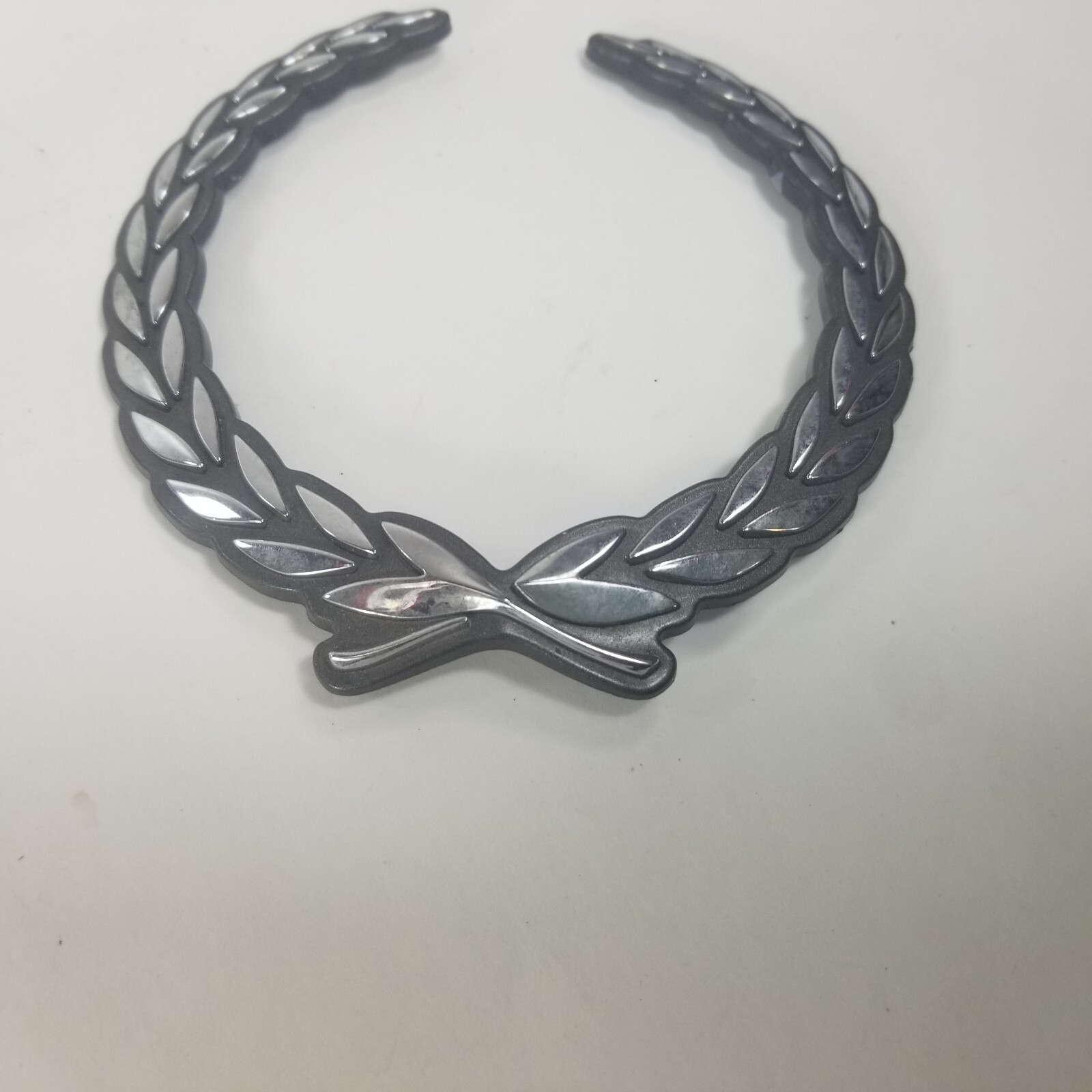 1995-2001 CADILLAC SILVER WREATH EMBLEM 1995-2001 CADILLAC SILVER WREATH EMBLEM