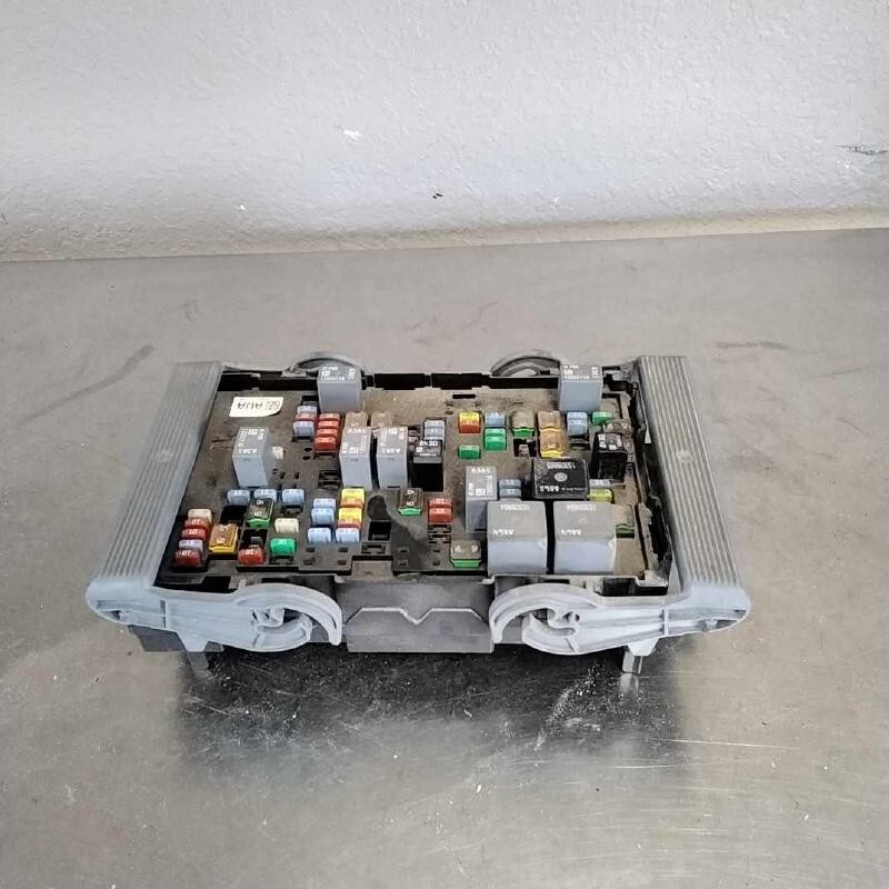 2010-2013 10-13 Chevrolet Silverado 1500 4.8L 5.3L 6.2L Engine Fuse Box OEM