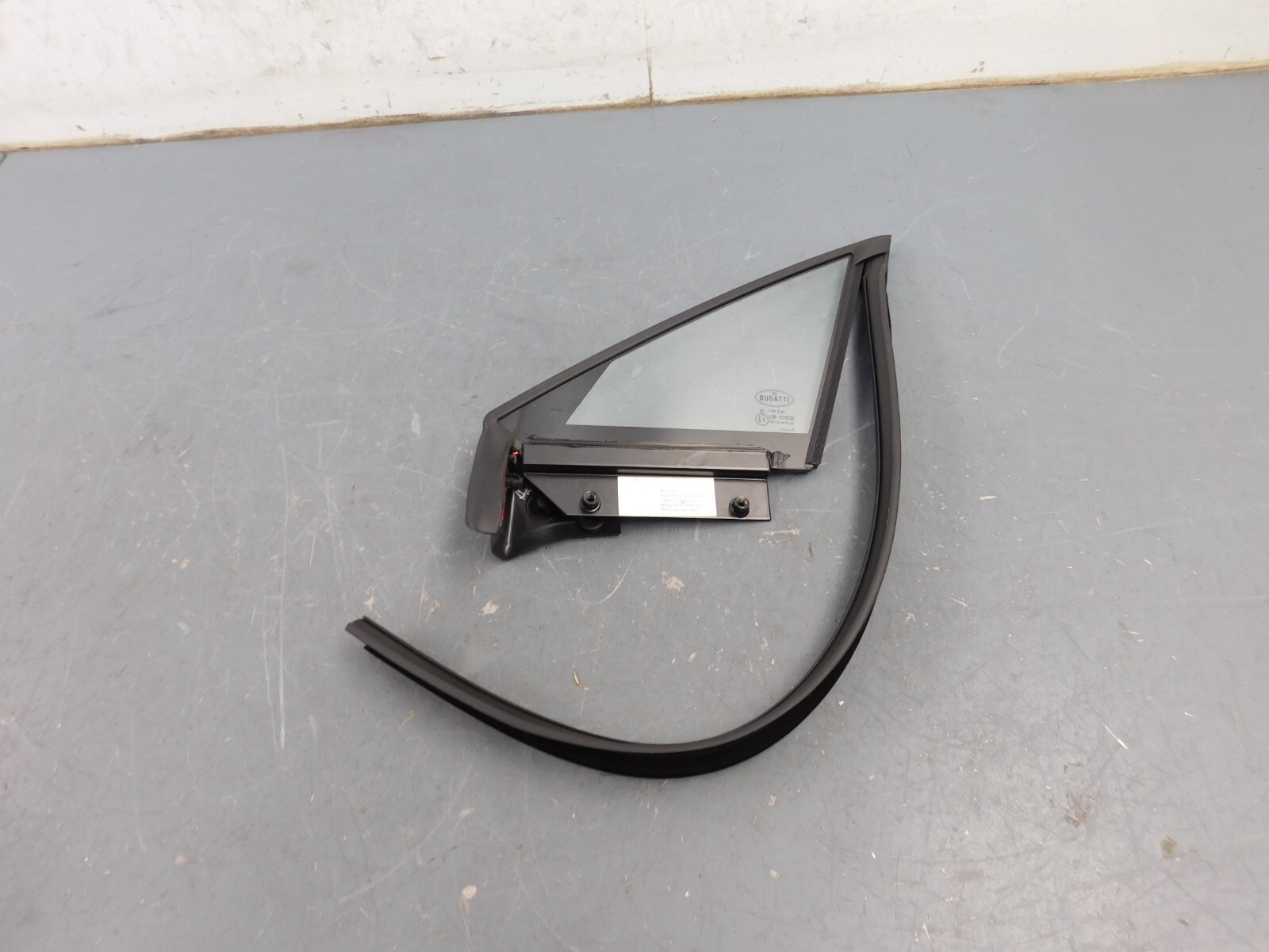 Bugatti Veyron Left Front Triangle Quarter Glass #0007 Q8-2