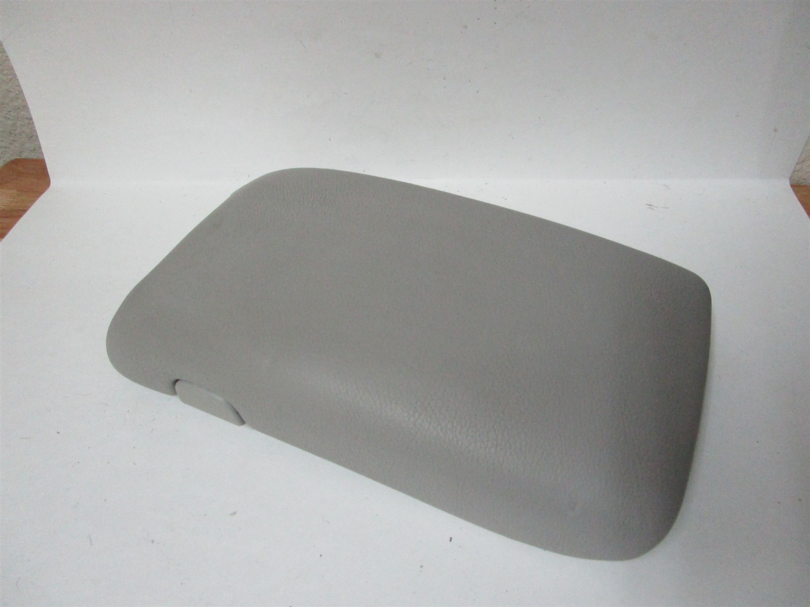 2004-2006 Mercedes-Benz C230 C240 C280 Center Arm Rest Console Lid OEM 2004-2006 Mercedes-Benz C230 C240 C280 Center Arm Rest Console Lid OEM