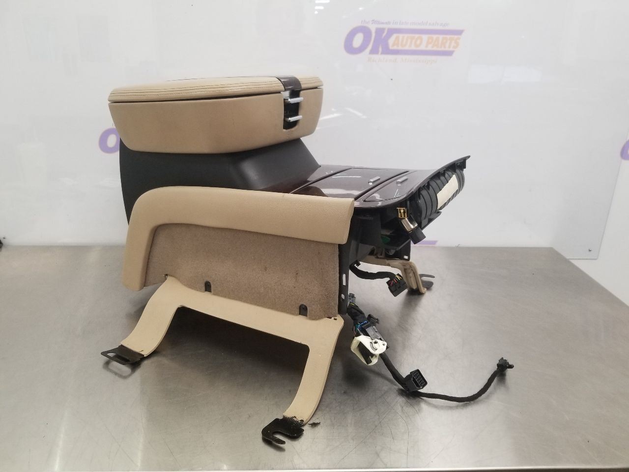 11 CADILLAC ESCALADE LUXURY FLOOR CONSOLE TAN COMPLETE FRONT CENTER