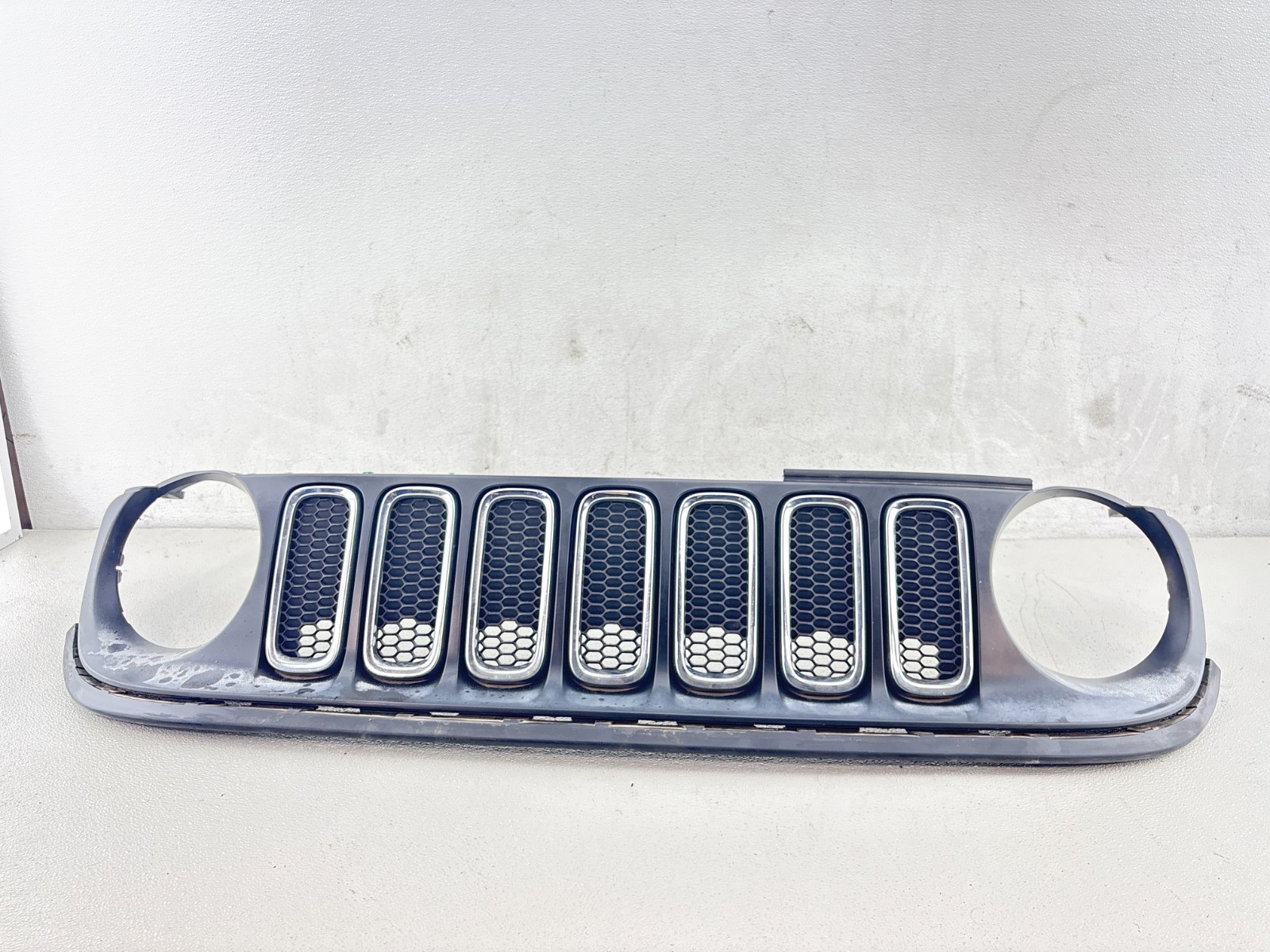 2015-2018 Jeep Renegade Upper Grille Black Chrome Inserts OEM 2015-2018 Jeep Renegade Upper Grille Black Chrome Inserts OEM