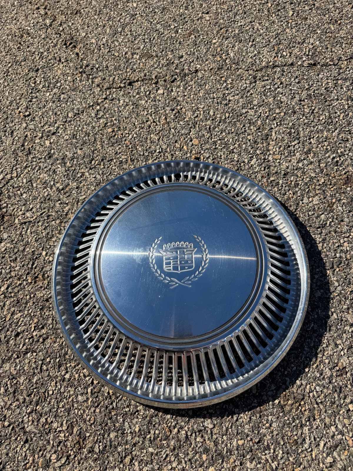 One Genuine 1971 Cadillac Eldorado 15 inch hubcap wheel cover NICE One Genuine 1971 Cadillac Eldorado 15 inch hubcap wheel cover NICE