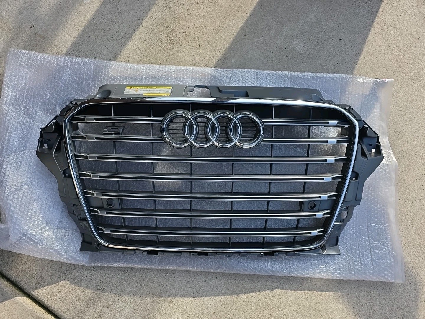  AUDI A3 GRILLE ASSEMBLY OEM FRONT CENTER GRILL W/ CAMERA 8V5.853.651.D