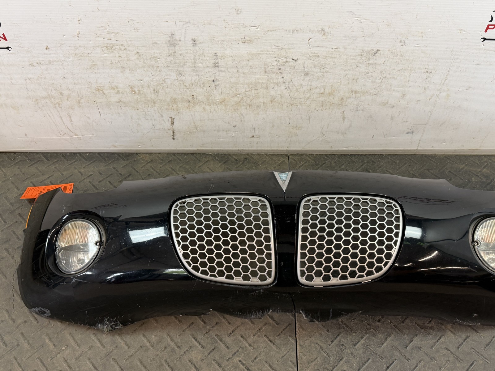 06-10 PONTIAC SOLSTICE FRONT BUMPER COVER BLACK HAS DAMAGE ON BOTTOM