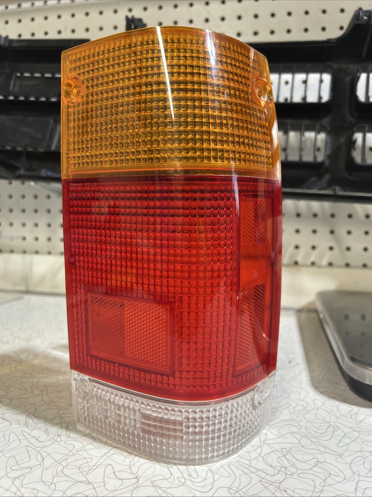 OEM 1986-93 MAZDA B2000 B2200 B2600 Tail Light RIGHT PASSENGER SIDE # 220-61470R OEM 1986-93 MAZDA B2000 B2200 B2600 Tail Light RIGHT PASSENGER SIDE # 220-61470R
