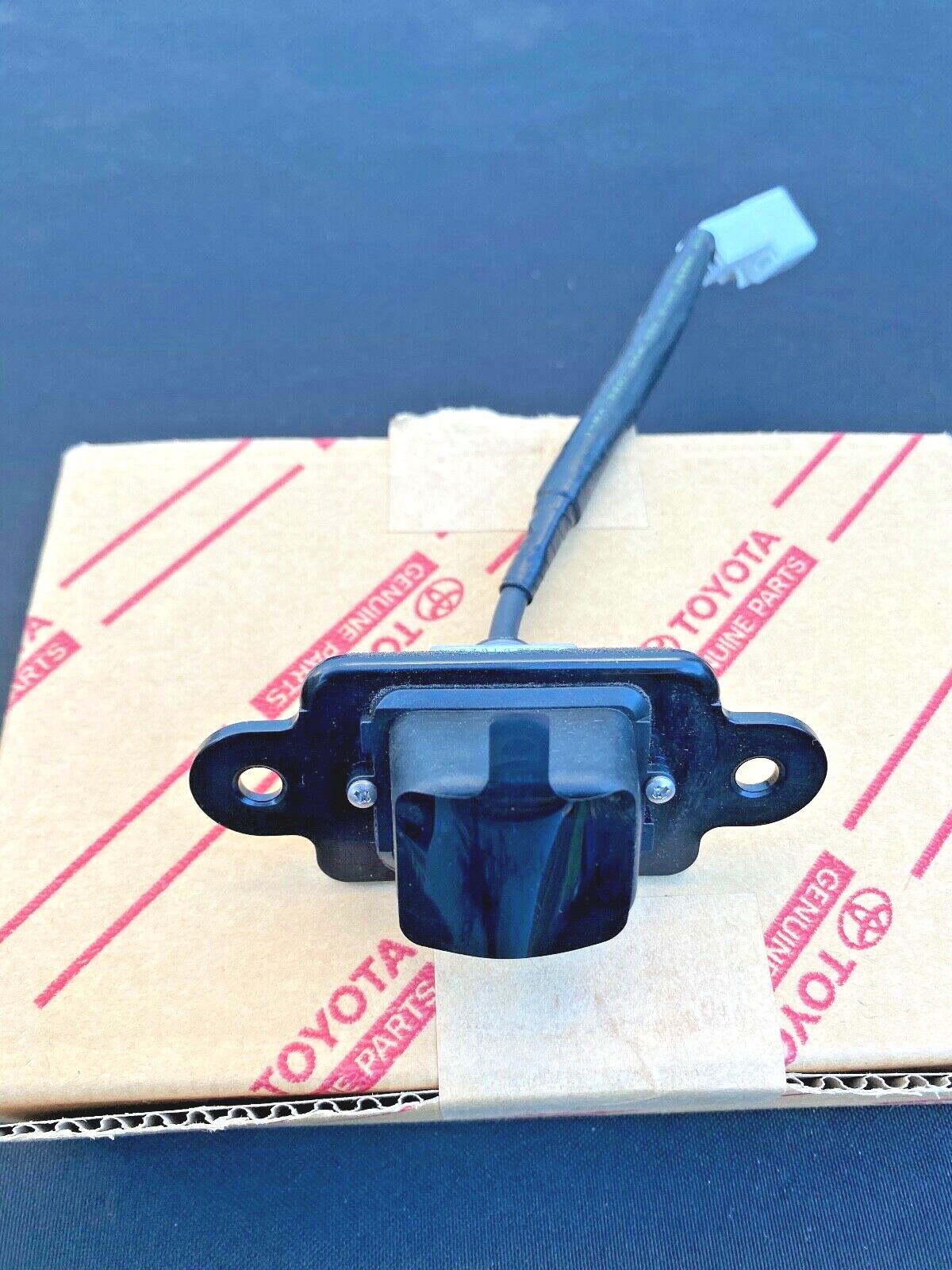 NEW OEM 2004 2005 2006 Lexus LS430 Rear View Back Up Camera Tailgate 86790-50010 NEW OEM 2004 2005 2006 Lexus LS430 Rear View Back Up Camera Tailgate 86790-50010