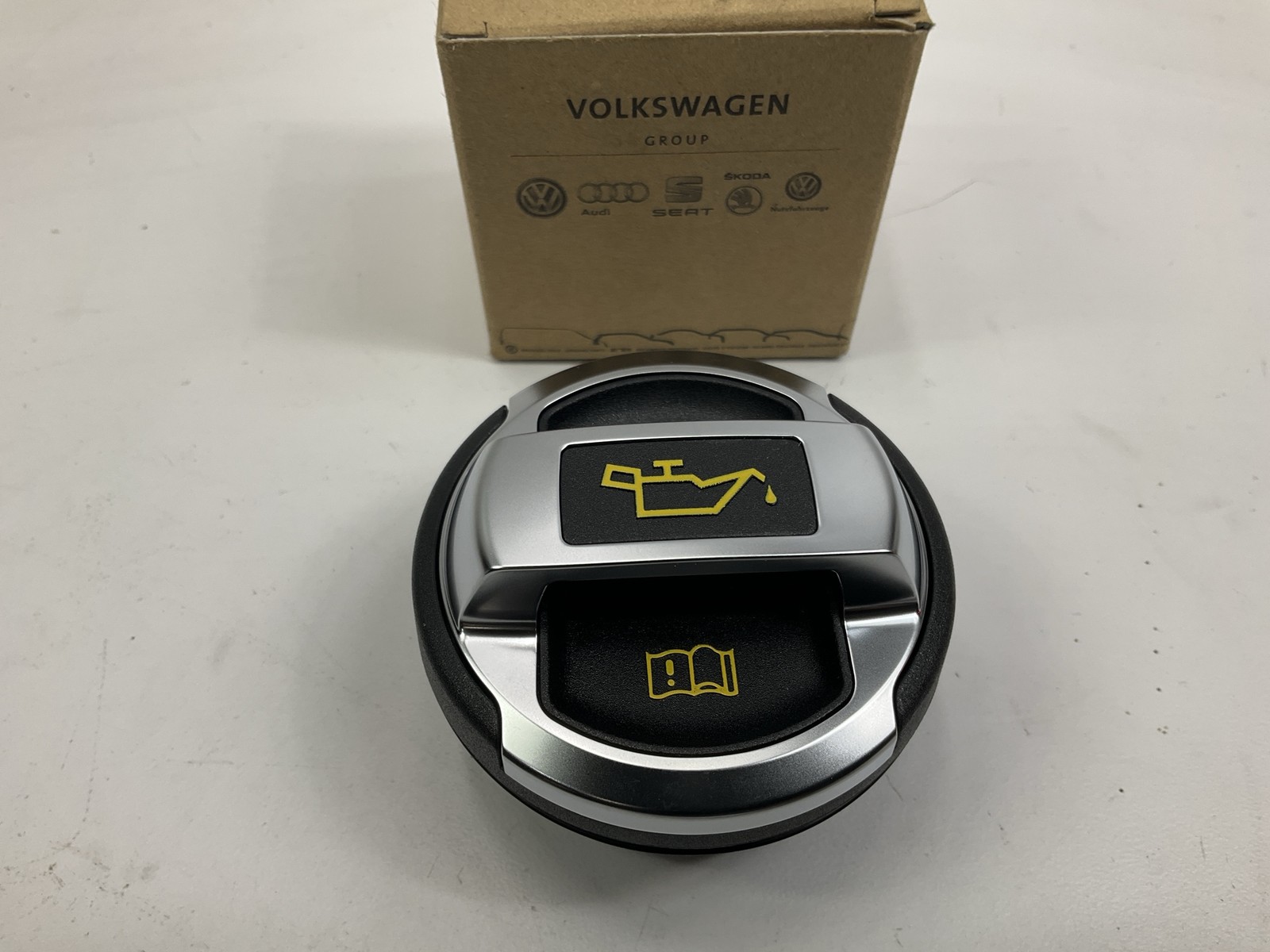 NEW GENUINE OEM Audi 420103485B Oil Filler Cap For 2008-2015 Audi R8