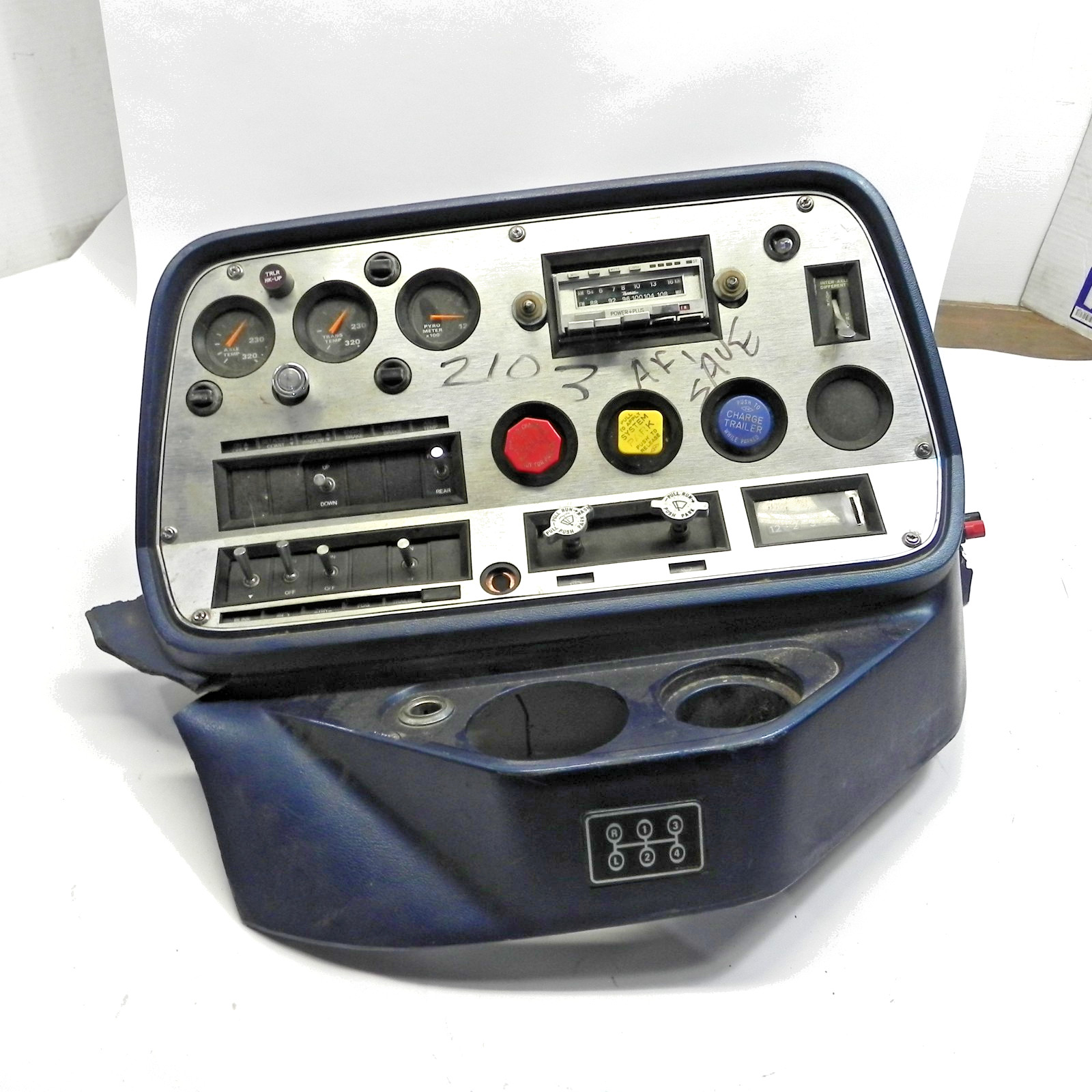 1970\'S-1980\'S PETERBILT KENWORTH SEMI TRUCK DASHBOARD CONSOLE PARTS LOT USED