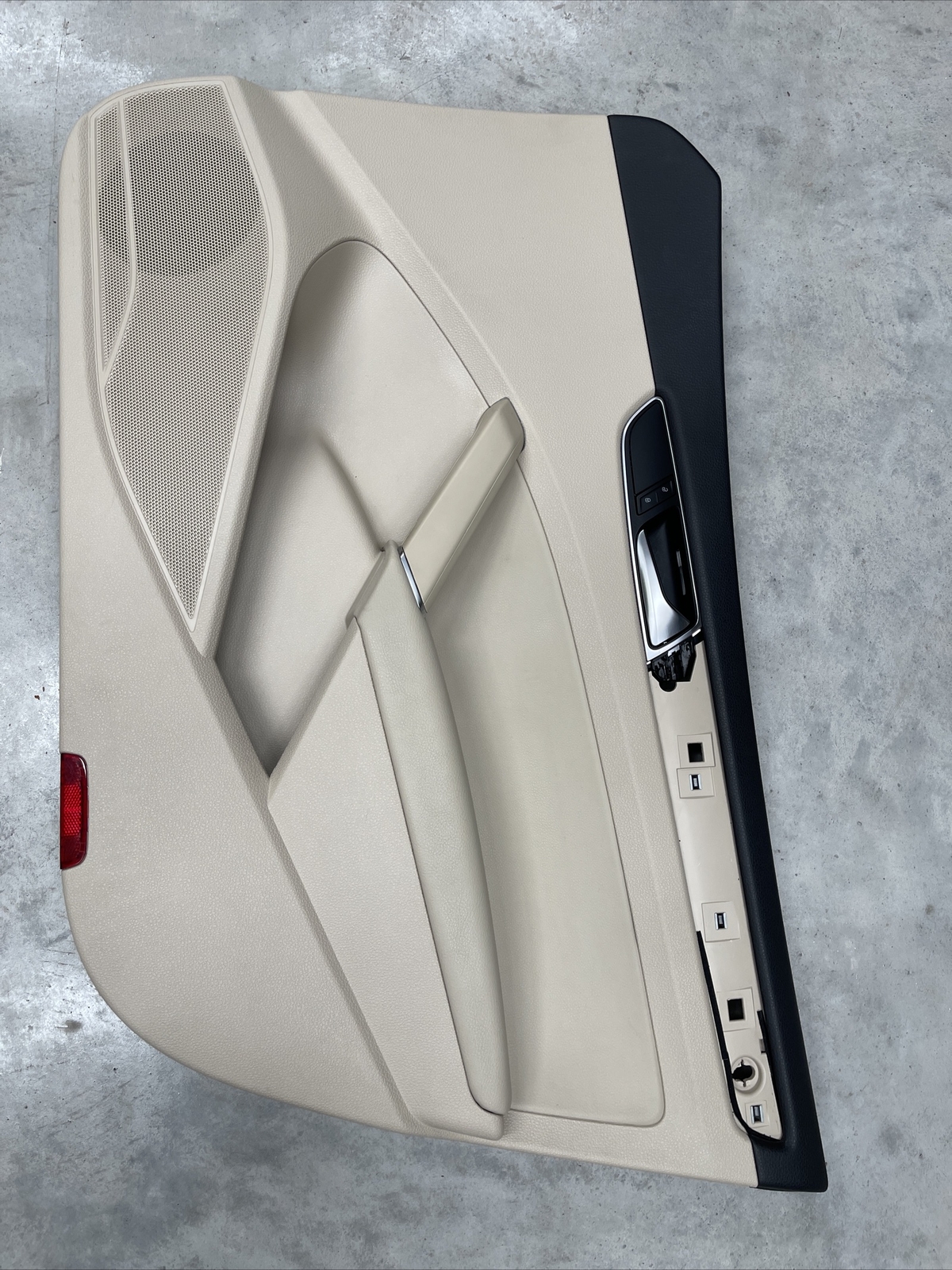 2016-19 VW PASSAT RH PASSENGER Front Door Trim Panel OEM CREAM /TAN 🔥 2016-19 VW PASSAT RH PASSENGER Front Door Trim Panel OEM CREAM /TAN 🔥