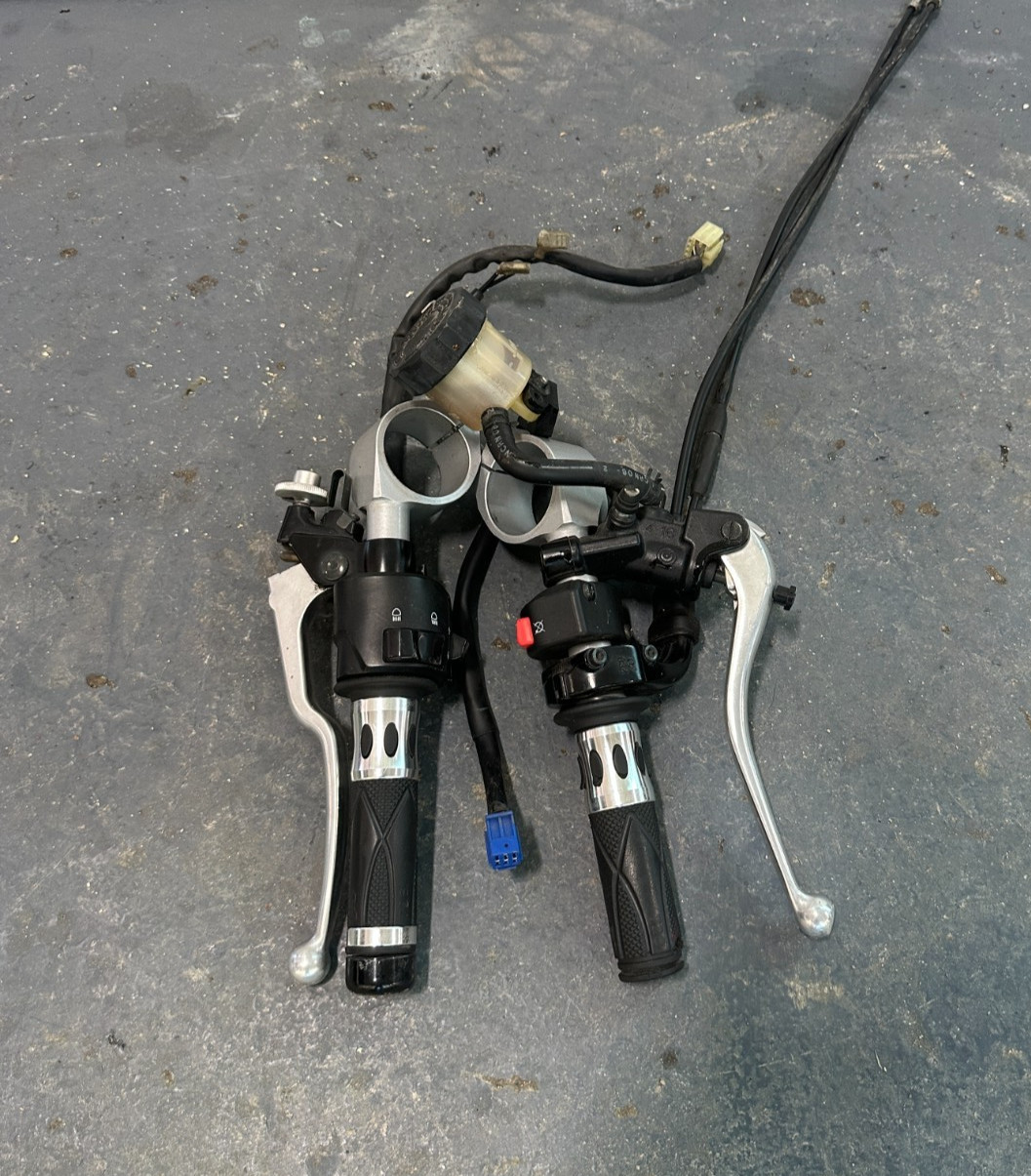 08-16 YAMAHA YZF R6 LEFT RIGHT SIDE CLIP ON HANDLEBARS BRAKE CLUTCH HELIBARS