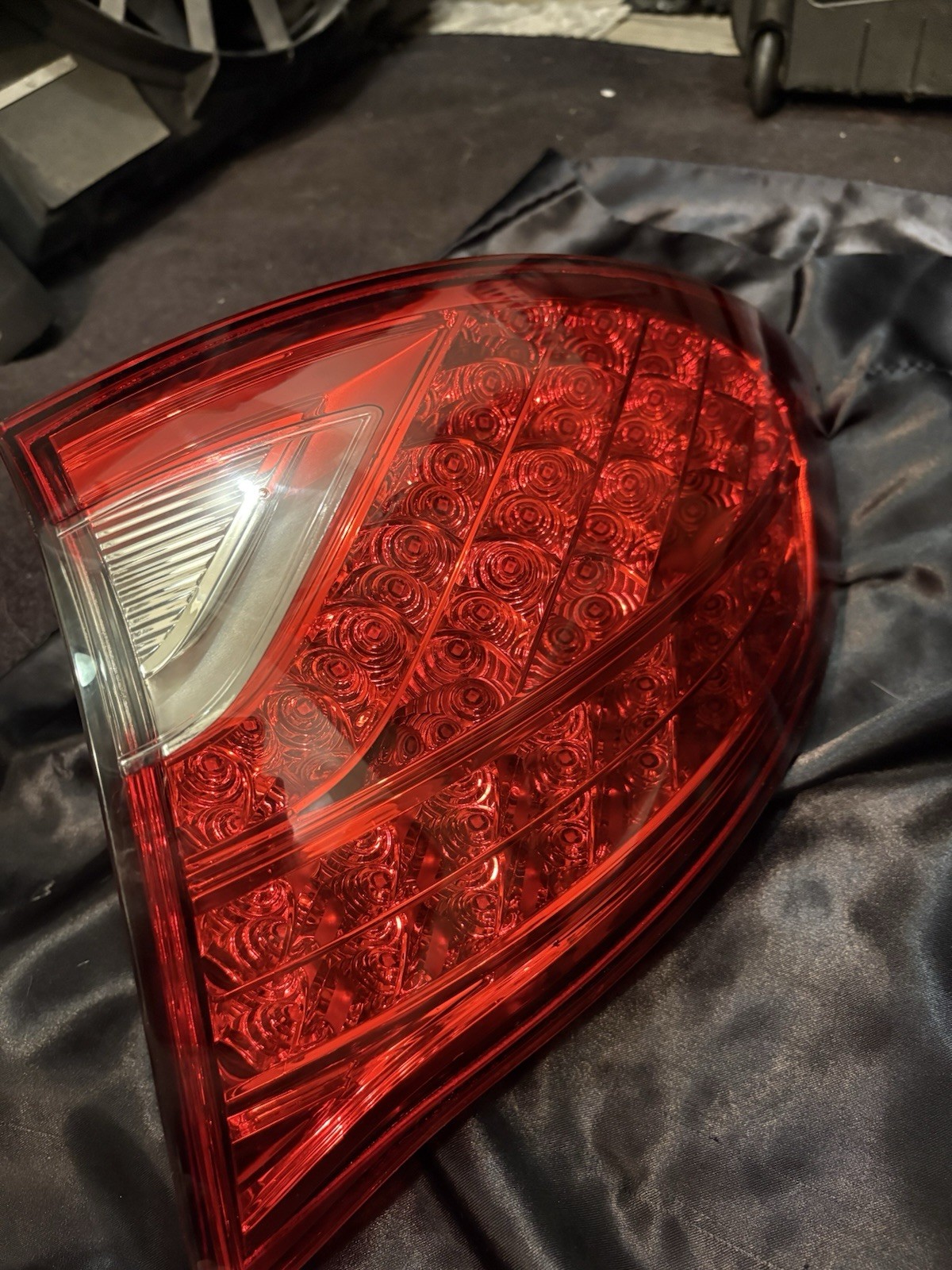 11-14 Porsche Cayenne 958 Rear Right Passenger Side Outer Tail Light Lamp Oem 11-14 Porsche Cayenne 958 Rear Right Passenger Side Outer Tail Light Lamp Oem