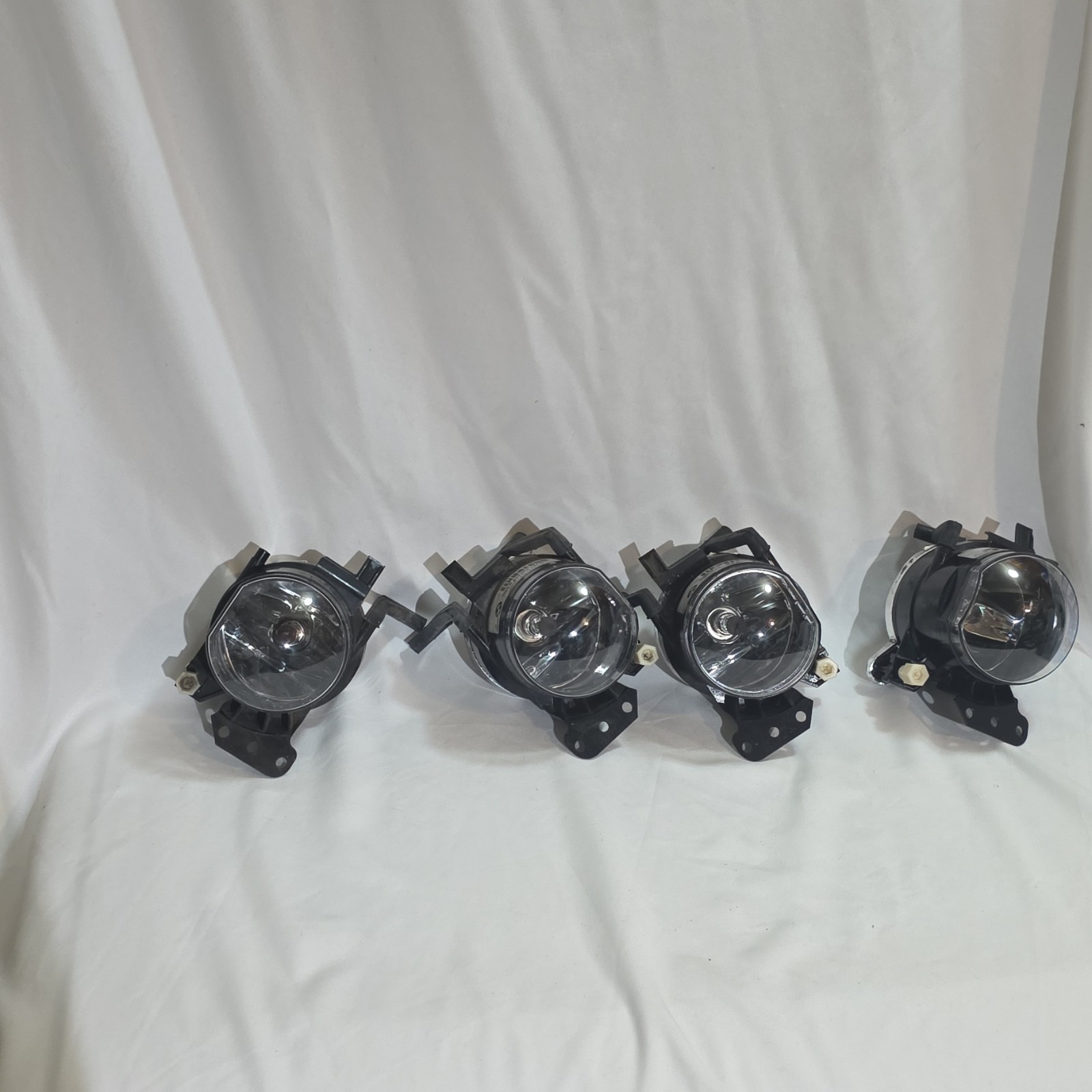 x4 2004-2010 BMW E60 525i 530i 535i  Front Bumper Fog Light 6910791 OEM.