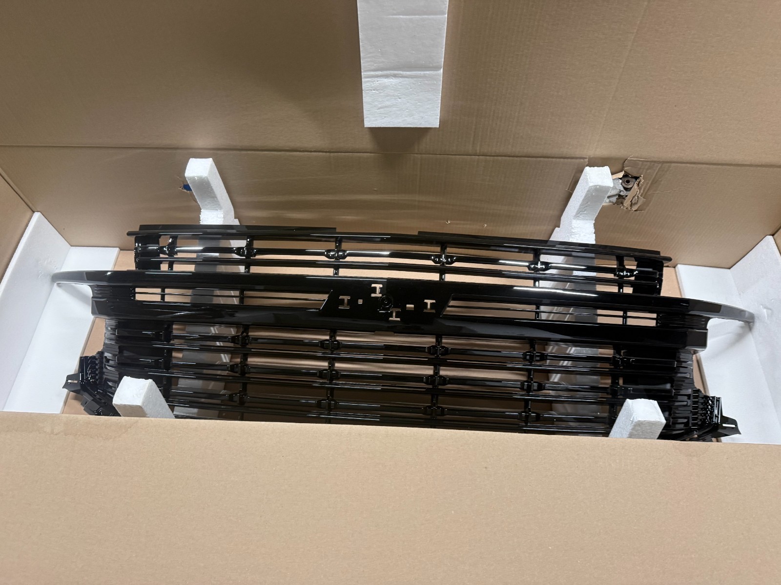 NEW 2021-2024 CHEVROLET TAHOE RST FRONT RADIATOR GRILLE GRILL BLACK OEM 85617307 NEW 2021-2024 CHEVROLET TAHOE RST FRONT RADIATOR GRILLE GRILL BLACK OEM 85617307