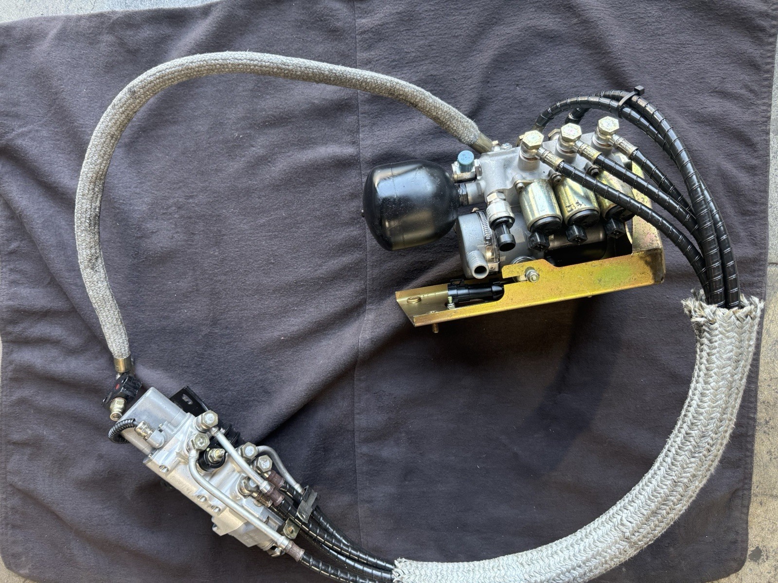 Ferrari 355 F1 Complete Power Unit and actuator 177686 and 177687 Ferrari 355 F1 Complete Power Unit and actuator 177686 and 177687