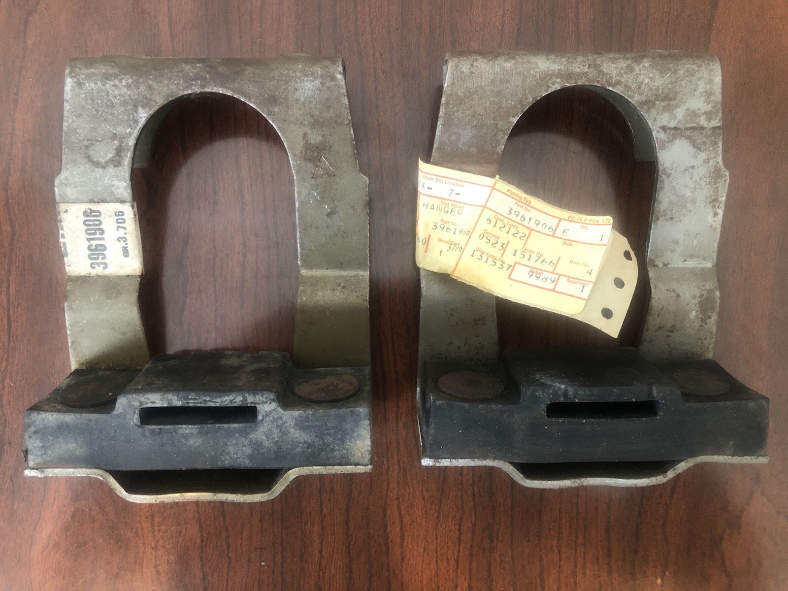 NOS GM 3961906 1969-70 CHEVY PASS CAR 350, 396, 427, 454 PAIR TAILPIPE 2 HANGERS NOS GM 3961906 1969-70 CHEVY PASS CAR 350, 396, 427, 454 PAIR TAILPIPE 2 HANGERS