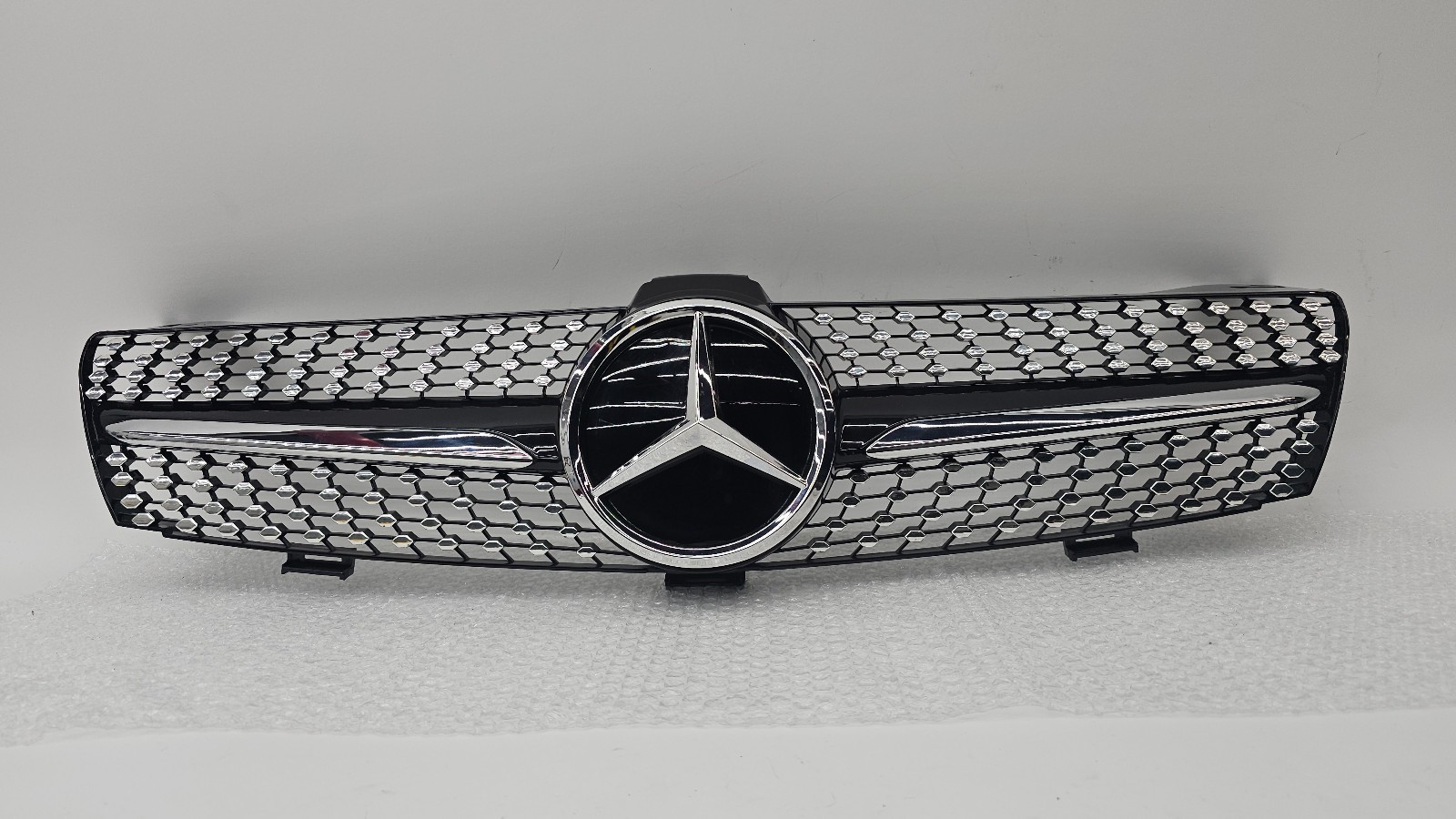 06-10 Mercedes W219 CLS55 Front Bumper Radiator Upper Center Grill Diamond Style