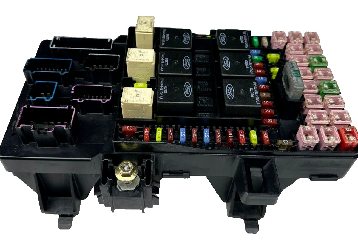 2003 2004 2005 2006 FORD EXPEDITION LINCOLN NAVIGATOR FUSE BOX RELAY PANEL  