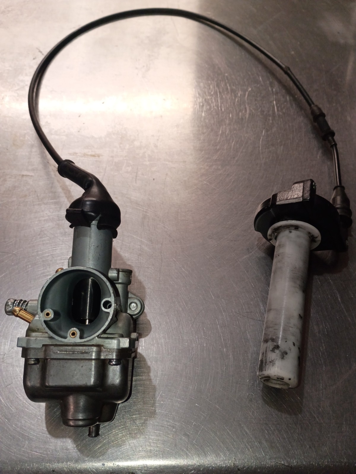 1983-1985 Yamaha 225DX Carb And Twist Throttle Assembly With Good Cable