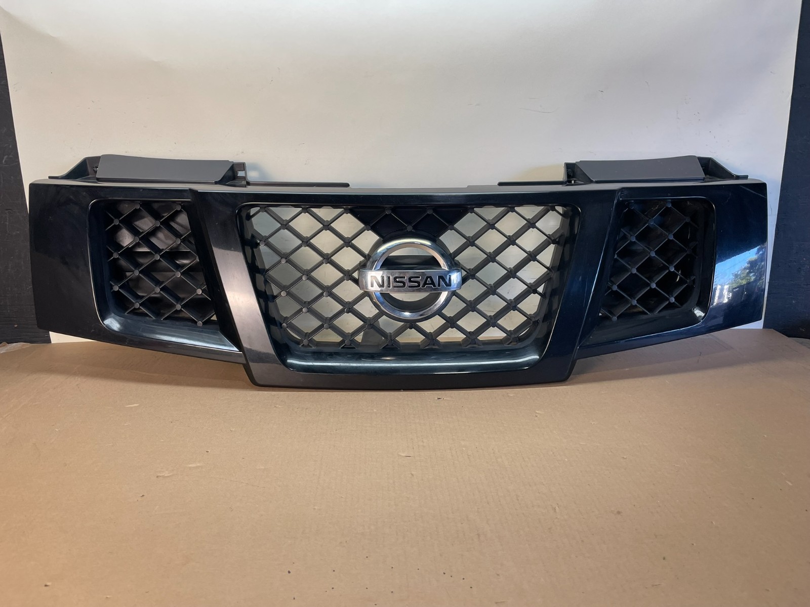 2008-2015 Nissan Armada Front Upper Grill Grille OEM AI3951 DG