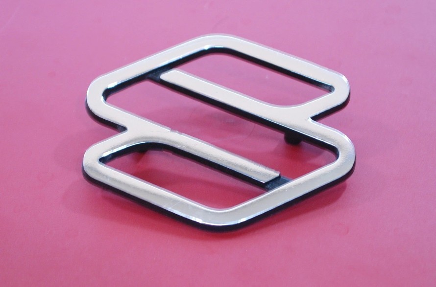 SUZUKI ESCUDO SIDEKICK VITARA FRONT GRILLE EMBLEM BADGE NEW