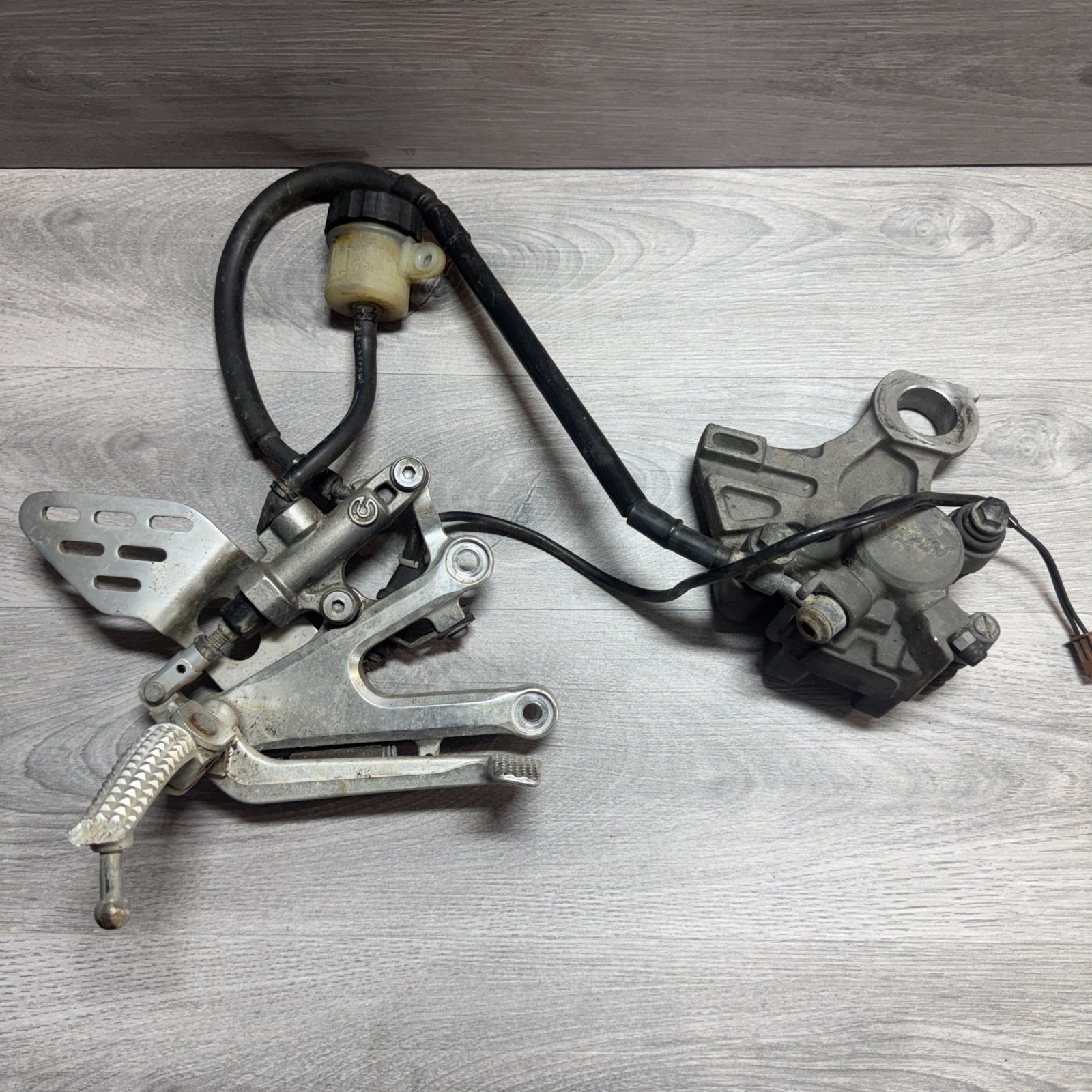03-05 Yamaha R6 Right Rearset w/ Brake Pedal Master Cylinder Caliper OEM