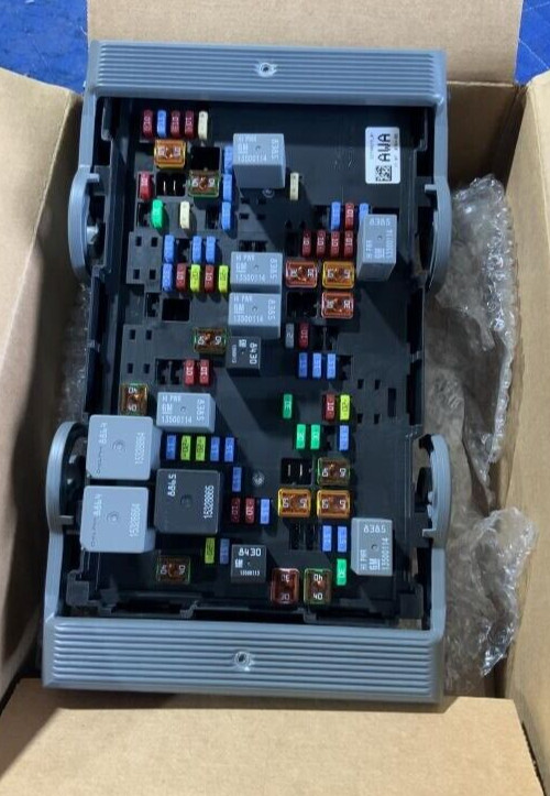 2010-2013 CHEVY SILVERADO 1500 Engine FUSE BOX 5.3L GENUINE OEM