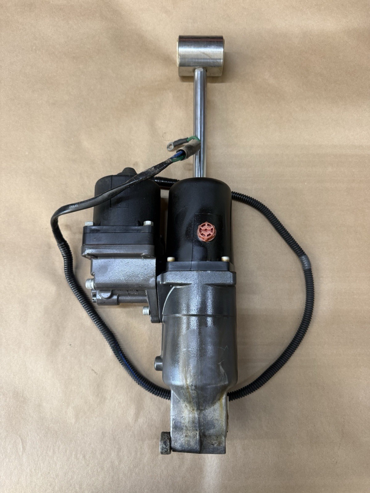 OEM SUZUKI 90 115 TILT / TRIM UNIT PN# 48400-90J00 (FOR PARTS) READ DESCRIPTION