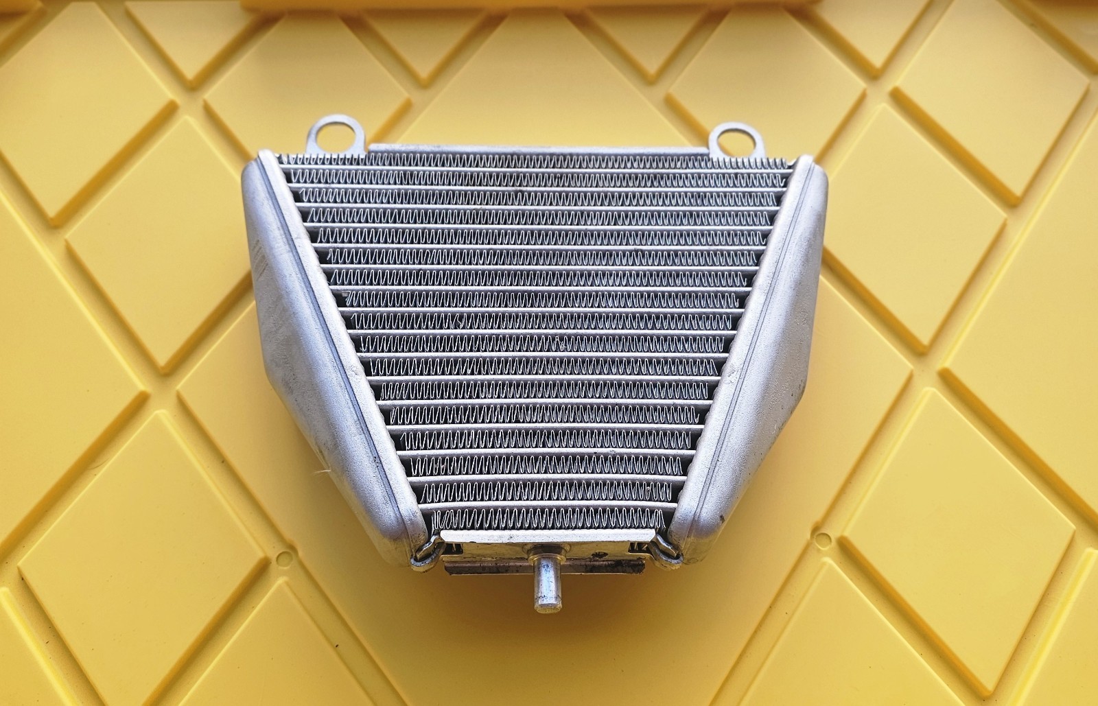 2018 - 2024 DUCATI PANIGALE V4S OIL COOLER LOWER RADIATOR ENGINE OEM *FLAT FINS* 2018 - 2024 DUCATI PANIGALE V4S OIL COOLER LOWER RADIATOR ENGINE OEM *FLAT FINS*