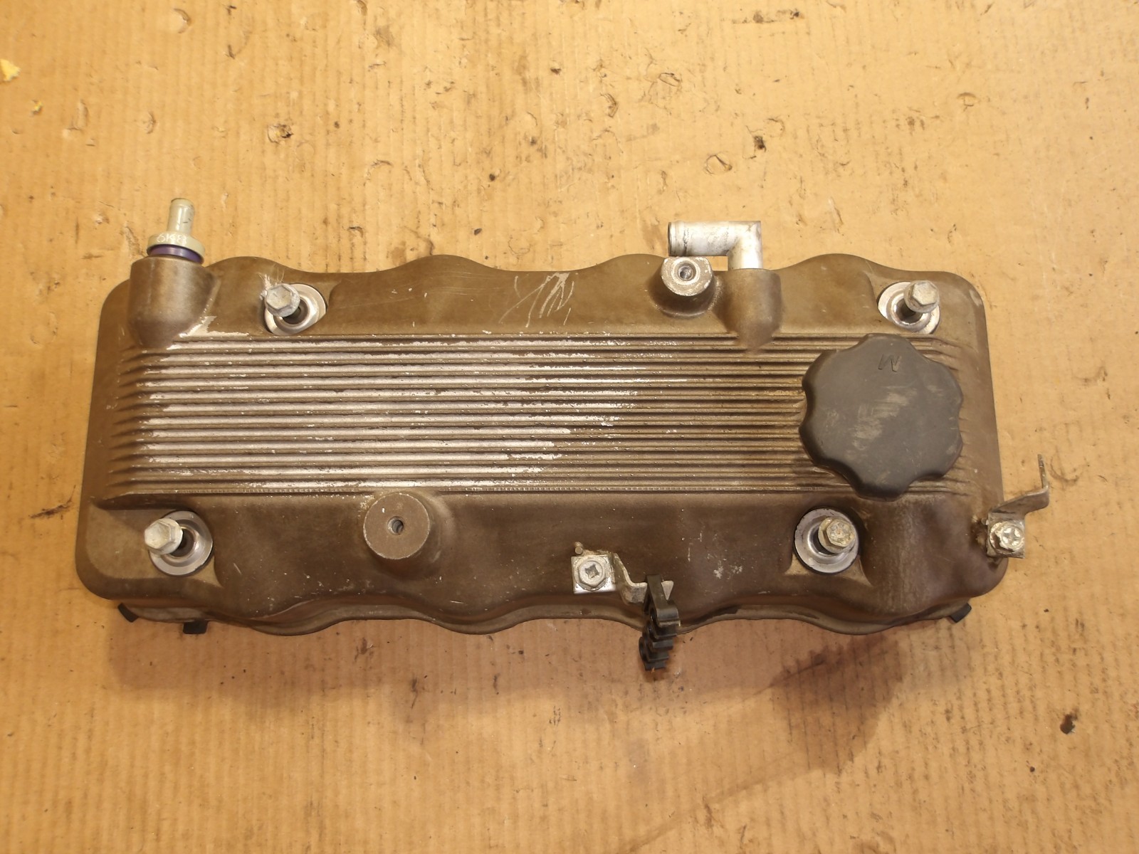 1995- 1997 GEO METRO SUZUKI SWIFT ( 4 CYLINDER ) VALVE COVER OEM