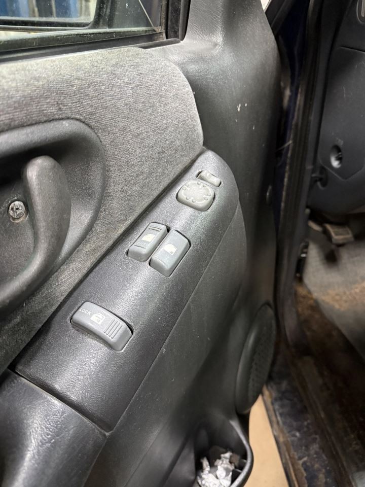 Driver Front Door Switch Driver\'s Master Fits 99-05 BLAZER S10/JIMMY S15 361017