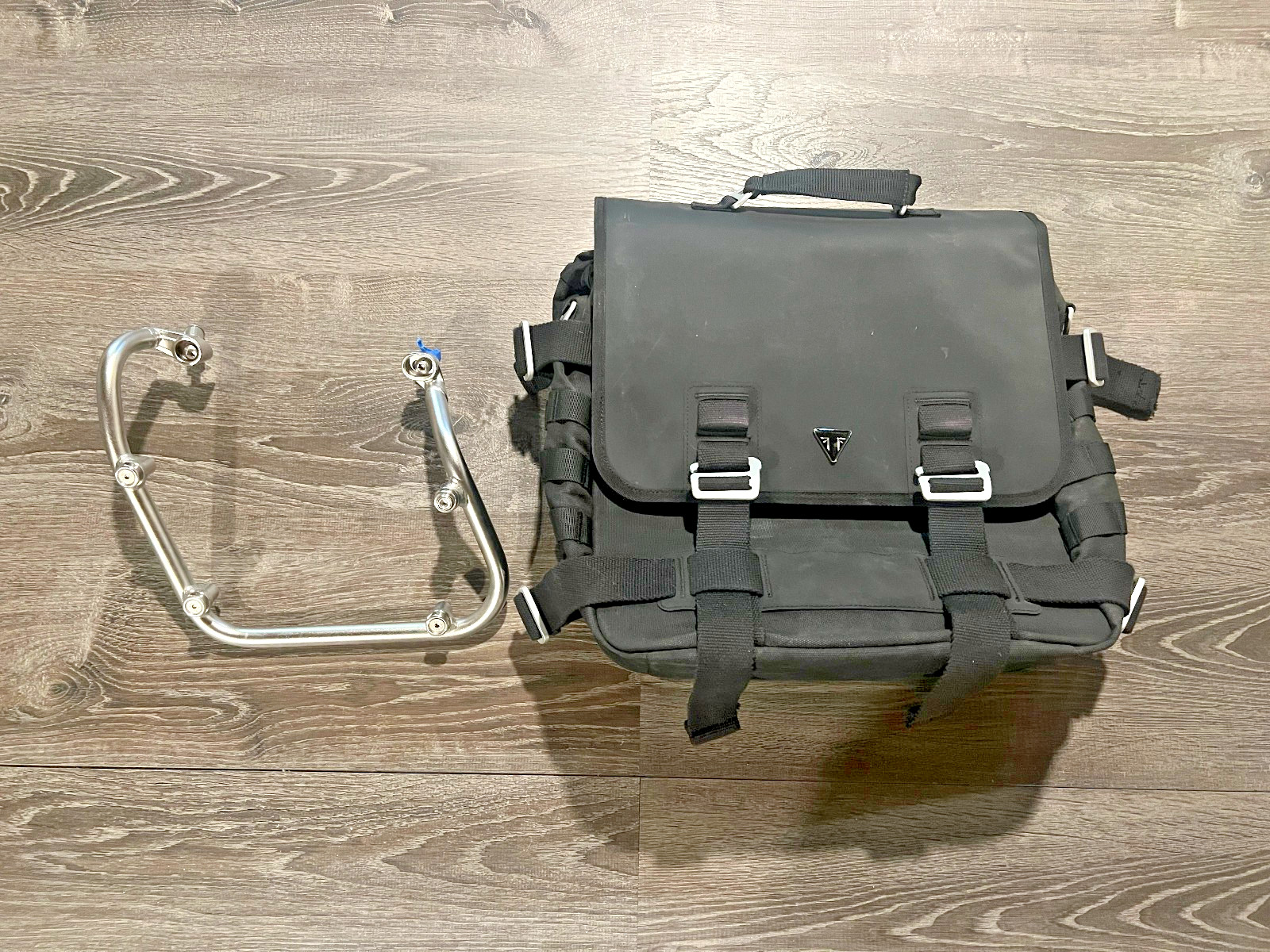 Triumph Scrambler 1200 XE/XC A9518568 Rugged Pannier and A9510700 Bracket