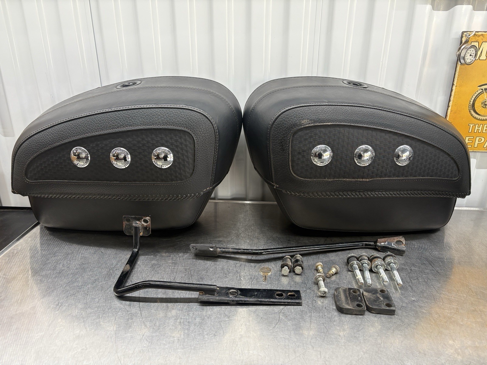 Genuine Harley Davidson Softail Deluxe \'05-\'17 Saddlebags Set 53026-05 53025-05