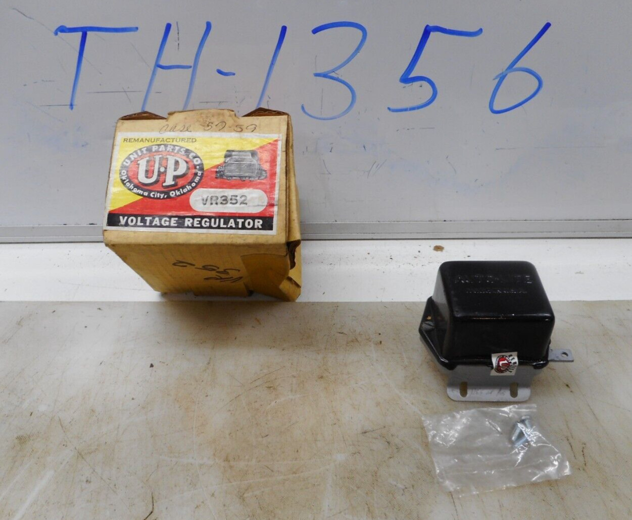 NOS VR352 UNIT PARTS COMPANY VOLTAGE REGULATOR 57-59 CASE