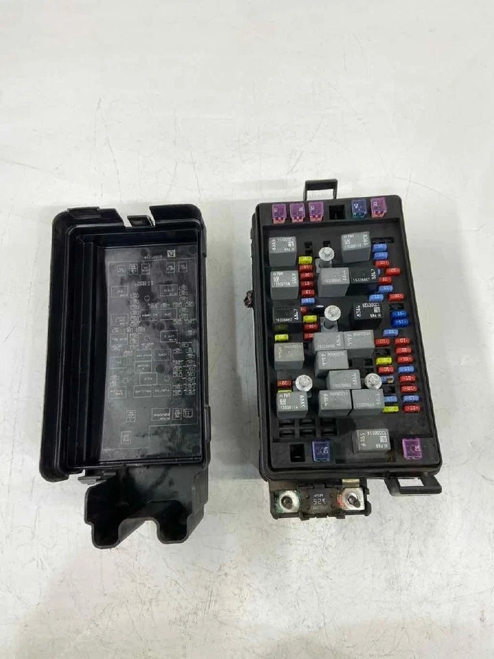 2009-2012 GMC Canyon Engine Compartment Fuse Box Assembly OEM