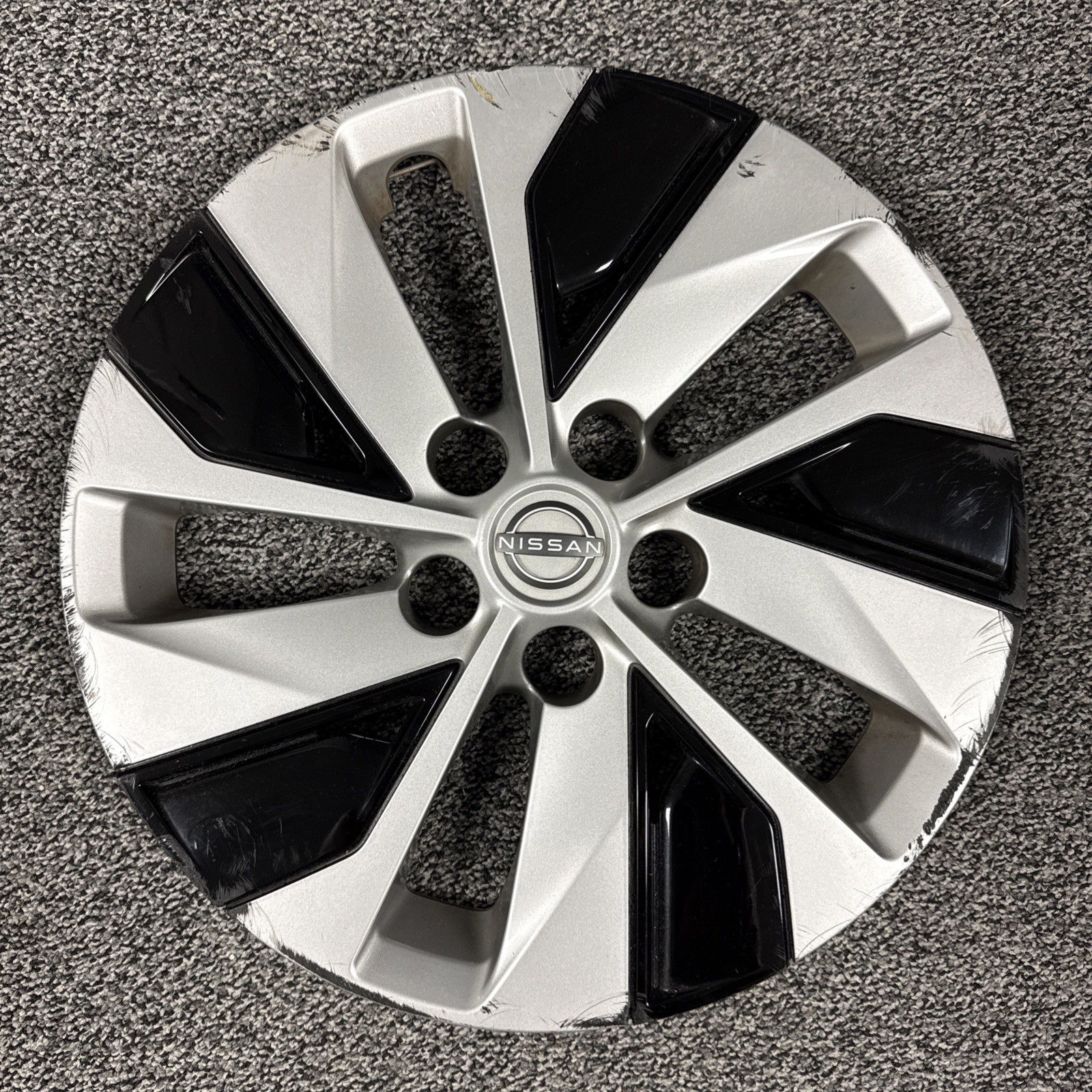 Factory Nissan Altima 2019-2024 Hubcap 16\ Factory Nissan Altima 2019-2024 Hubcap 16\