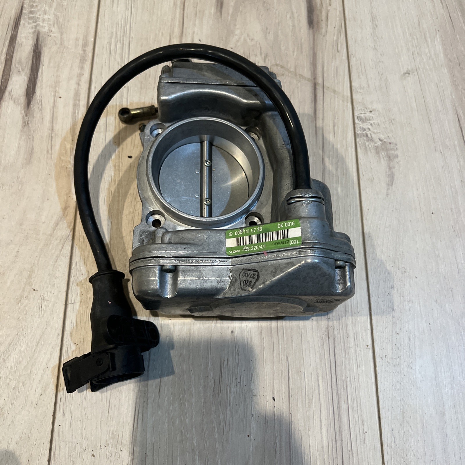 Mercedes W124 R129 SL320 E320 S320 M104 Throttle Body  0001415725 New Made 2000