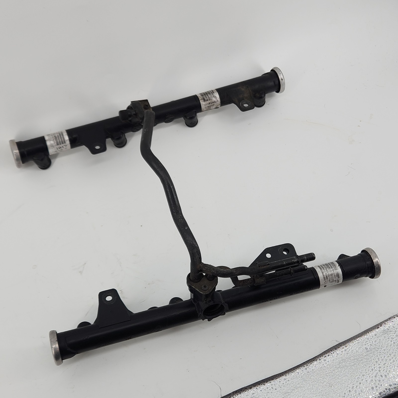 99-04 Silverado Sierra Tahoe Yukon 4.8 5.3 6.0 LQ4 LM7 Return Fuel Rail 12574002