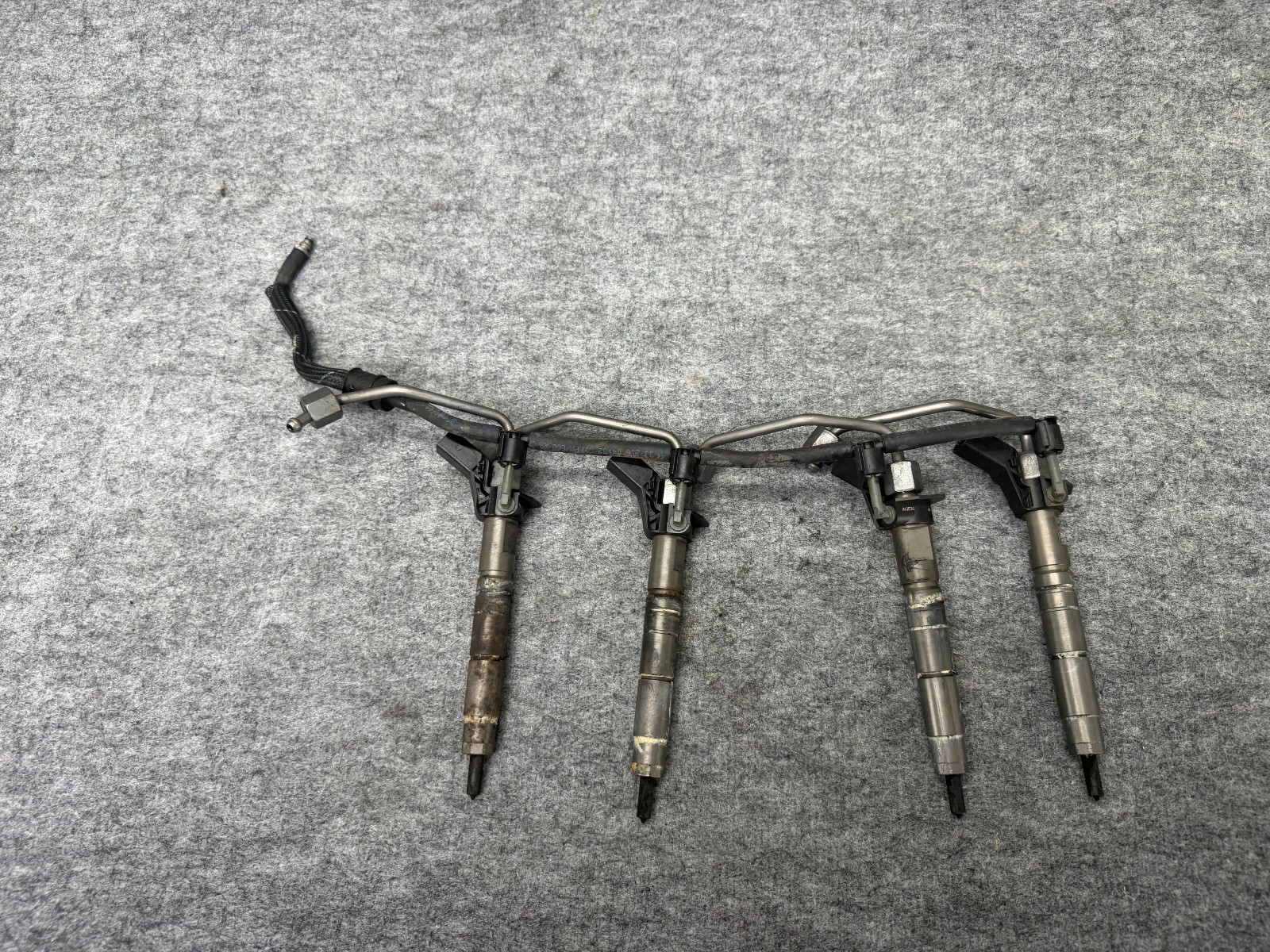 Engine Pressure Fuel Injector Rail Assembly Mercedes X204 E250  GLK350 oem