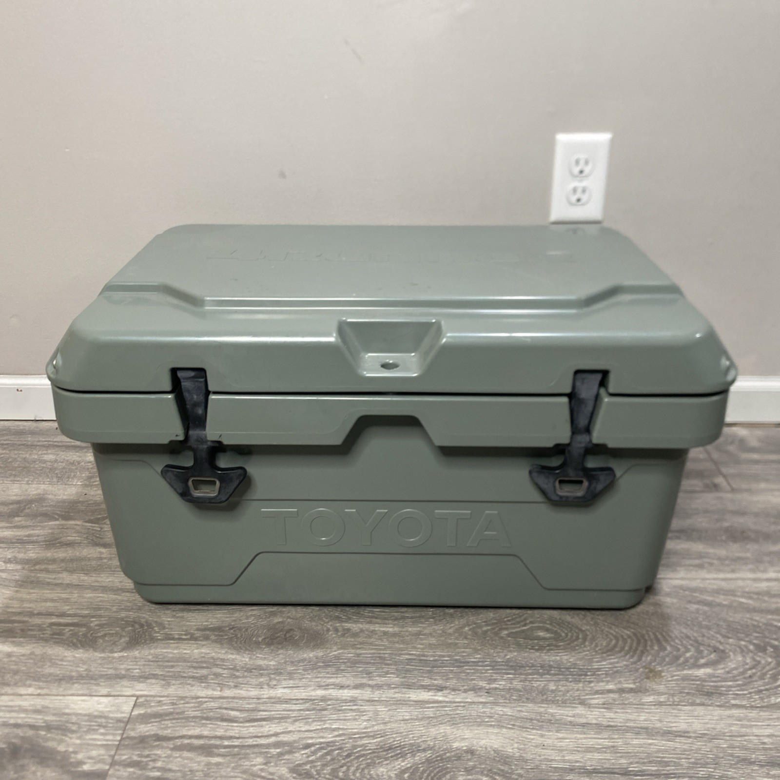 OEM Toyota 4RUNNER 2021-2022 Cargo 40 Quart Cooler Cement Gray