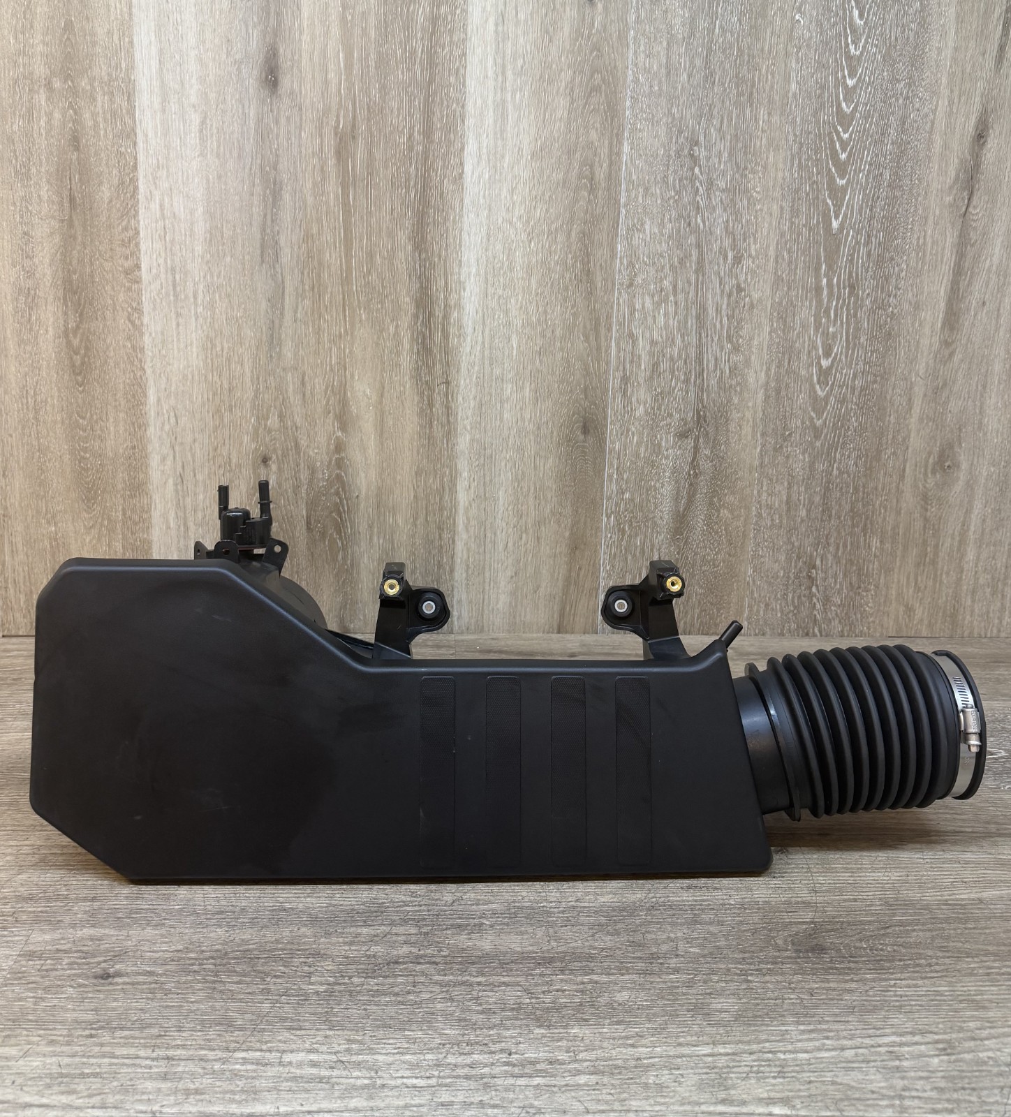 2019-26 CHEVY SILVERADO GMC SIERRA 1500 2.7L AIR INTAKE OUTLET DUCT OEM 86570372